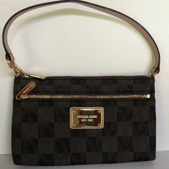 Michael Kors Handbags - Michael Kors Large Wristlet